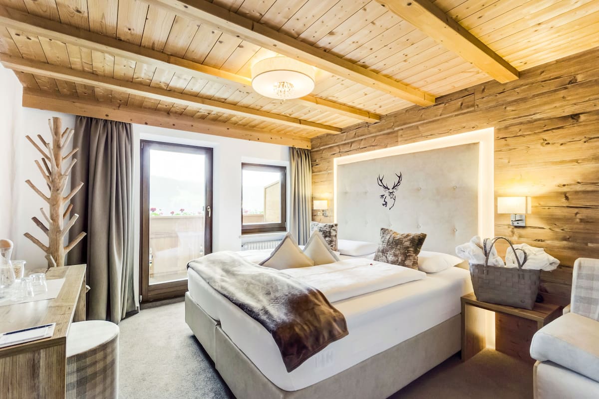 standard room (with 1 extra bed) | 1 bedroom, hypo-allergenic bedding, down duvets, in-room safe