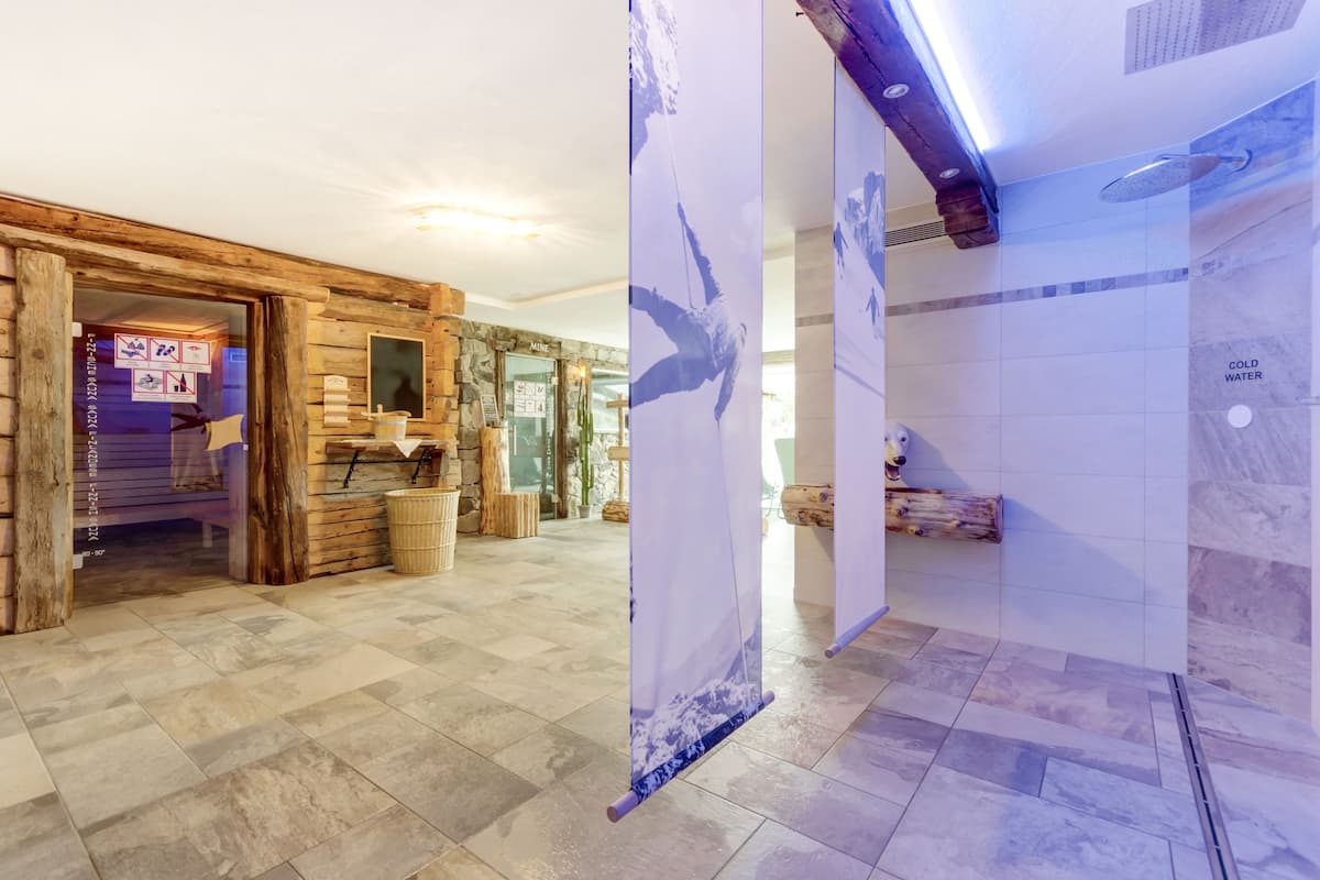 sauna, hot tub, steam room, body treatments, aromatherapy