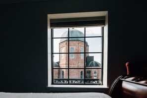 Deluxe kamer, 2 queensize bedden, niet-roken | Luxe beddengoed, een kluis op de kamer, een bureau