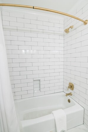Ensemble baignoire-douche, articles de toilette (gratuits)