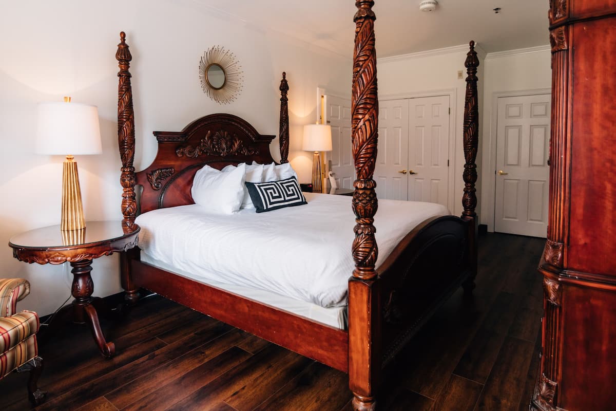 Deluxe Room, 1 King Bed, Non Smoking | Premium bedding, in-room safe, desk, iron/ironing board