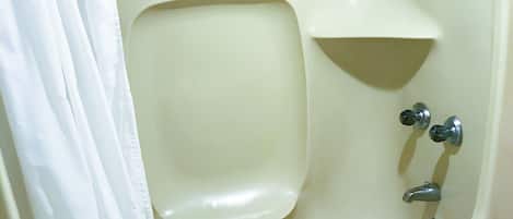 Habitación estándar, 2 camas Queen size | Regadera en el baño