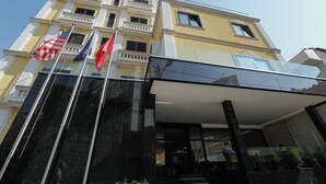 Unclassified image, 2 of 34, button - Oxford Hotel (Tirana)