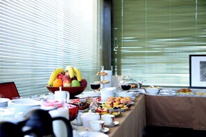 Unclassified image, 4 of 34, button - Oxford Hotel (Tirana)