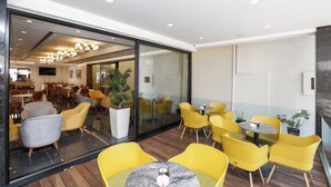 Unclassified image, 3 of 34, button - Oxford Hotel (Tirana)