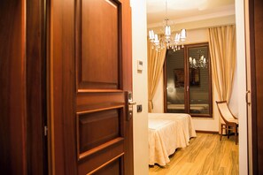 WiFi, alarm clocks - Oxford Hotel (Tirana)