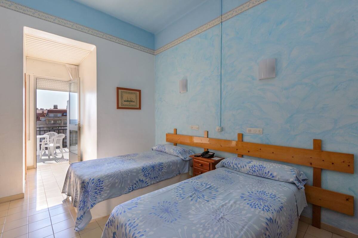 Habitación con 2 camas individuales, terraza | Caja fuerte, cunas gratuitas, wifi gratis y ropa de cama