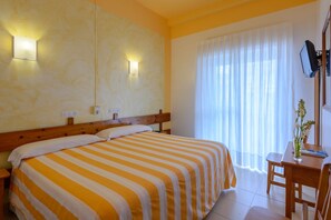 ツインルーム テラス | セーフティボックス (室内)、ベビーベッド (無料)、WiFi (無料)、ベッドシーツ