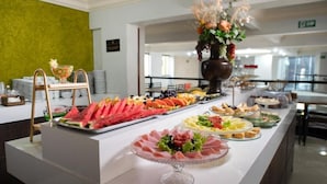 Un buffet garni de divers plats et agrémenté d’un vase décoratif.