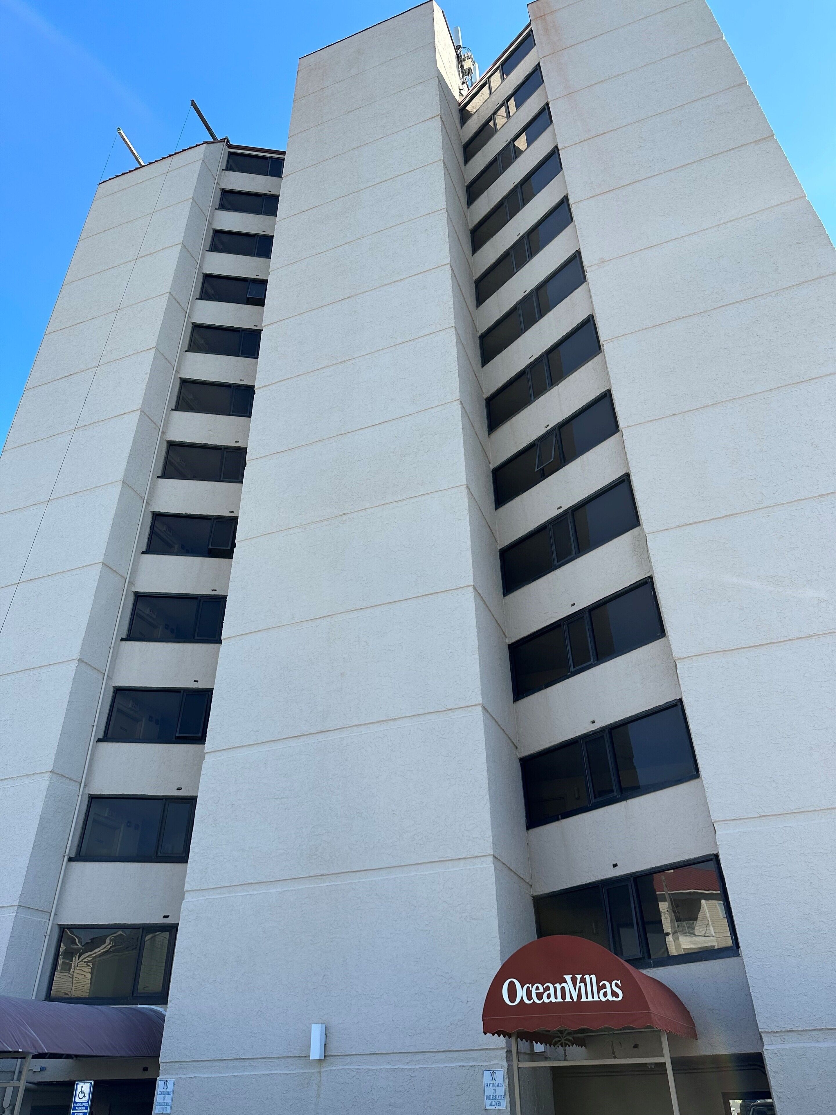 Een hoog, modern gebouw met een platte gevel en veel ramen.