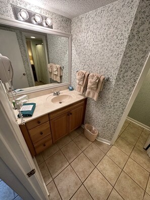 Combined shower/bathtub, towels