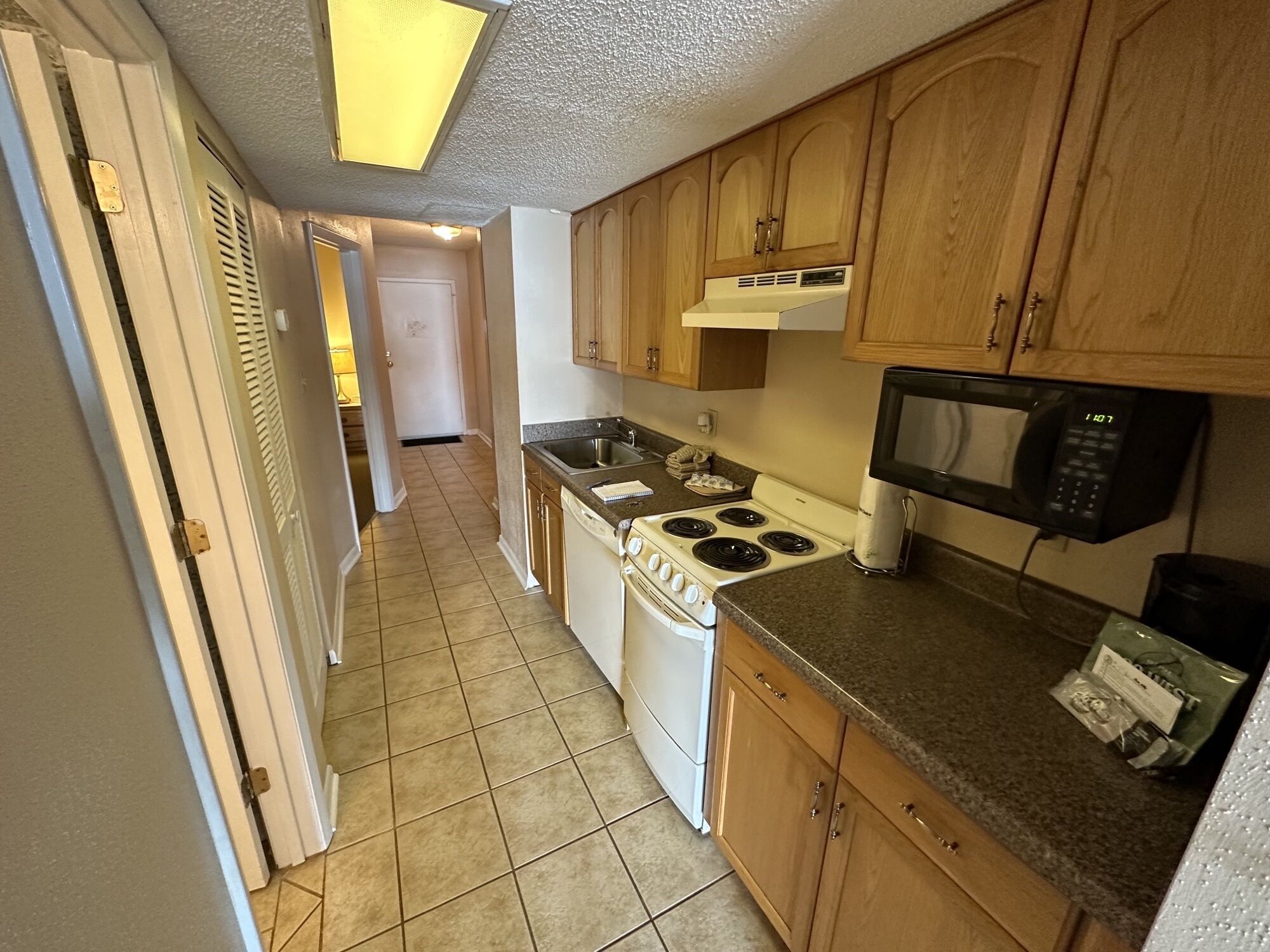 Coffee/tea maker, full-size fridge, microwave, oven