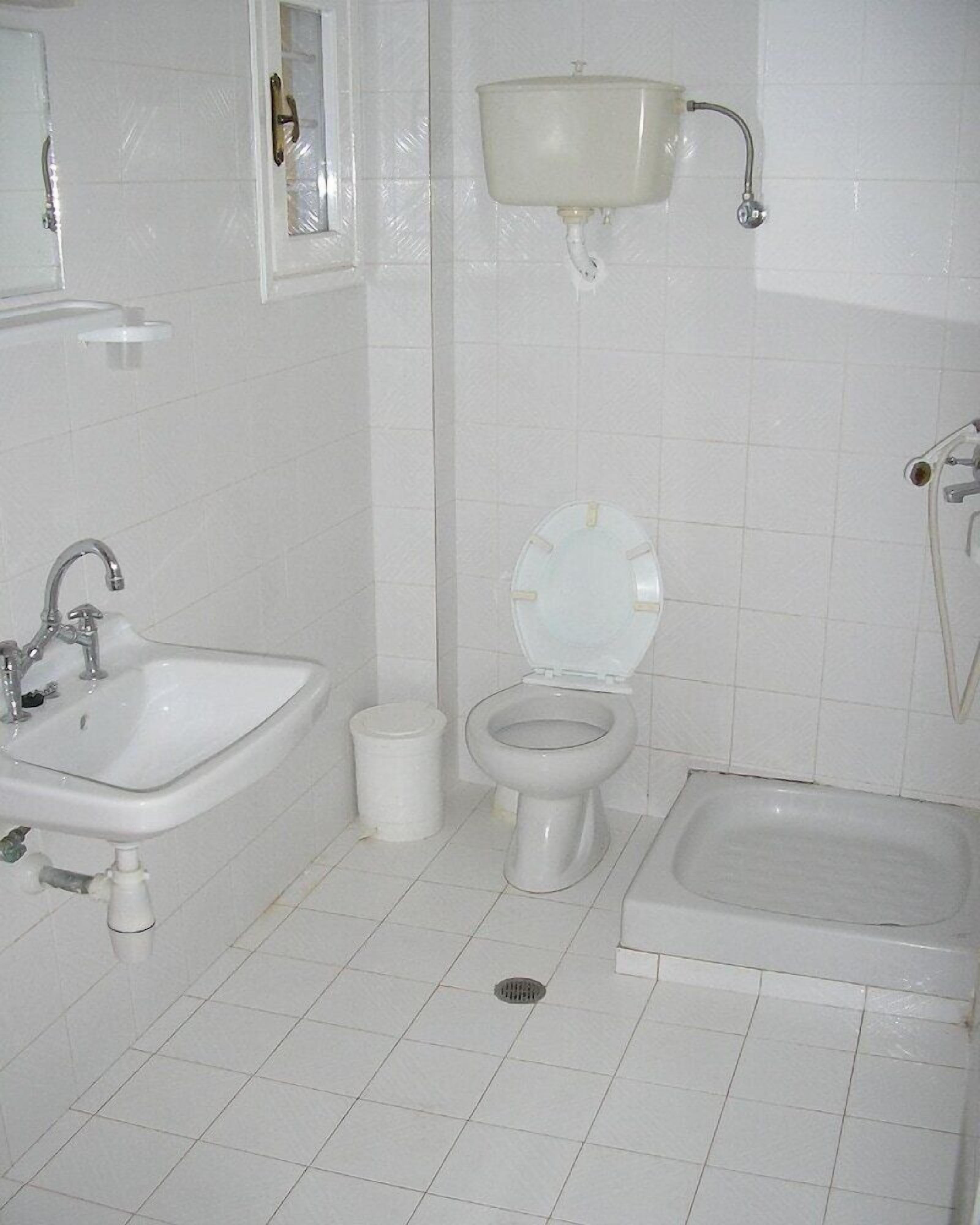 A bathroom with a sink, toilet, and bathtub.