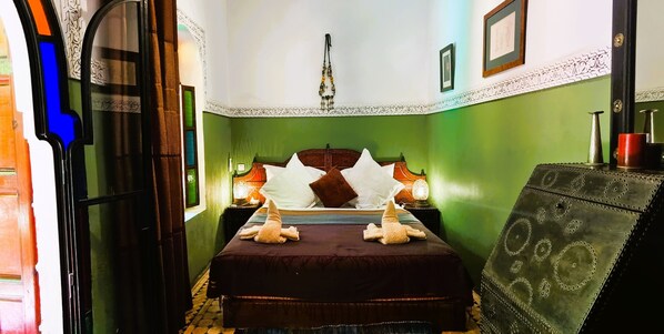 Shower, rainfall showerhead, free toiletries, towels - Riad Zagouda (Marrakech)