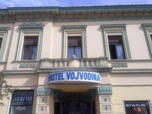 Un bâtiment sur lequel on peut lire l’inscription « HÔTEL VOJVODINA » au-dessus de l’entrée.
