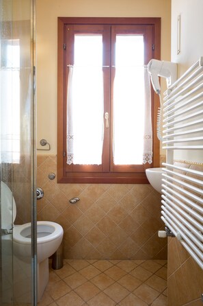 Single Room, 1 Katil Bujang (Single), Non Smoking, Refrigerator | Bilik Mandi | Pancuran mandi, kelengkapan dandanan diri percuma, pengering rambut 