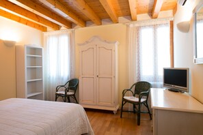 Doppelzimmer, 1 Queen-Bett, Nichtraucher, Kühlschrank | Schreibtisch, kostenloses WLAN, Bettwäsche