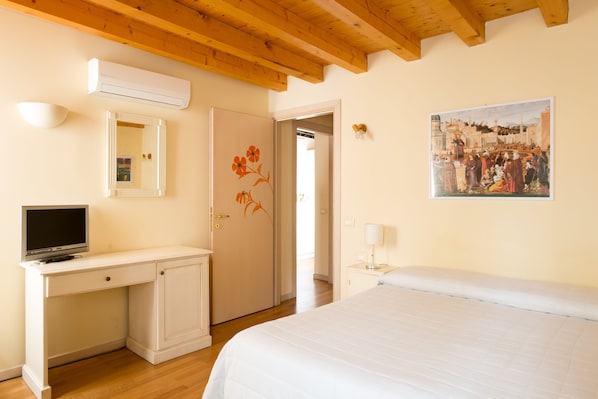 Double Room, 1 Queen Bed, Non Smoking, Refrigerator