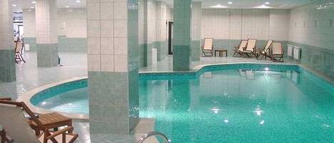 Una piscina techada, una piscina al aire libre