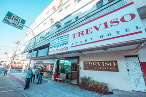 Hotel Treviso, com placa exibindo o nome e o número de contato.