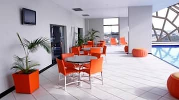 Melayani sarapan, makan siang, dan makan malam