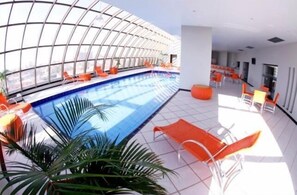 Una piscina cubierta