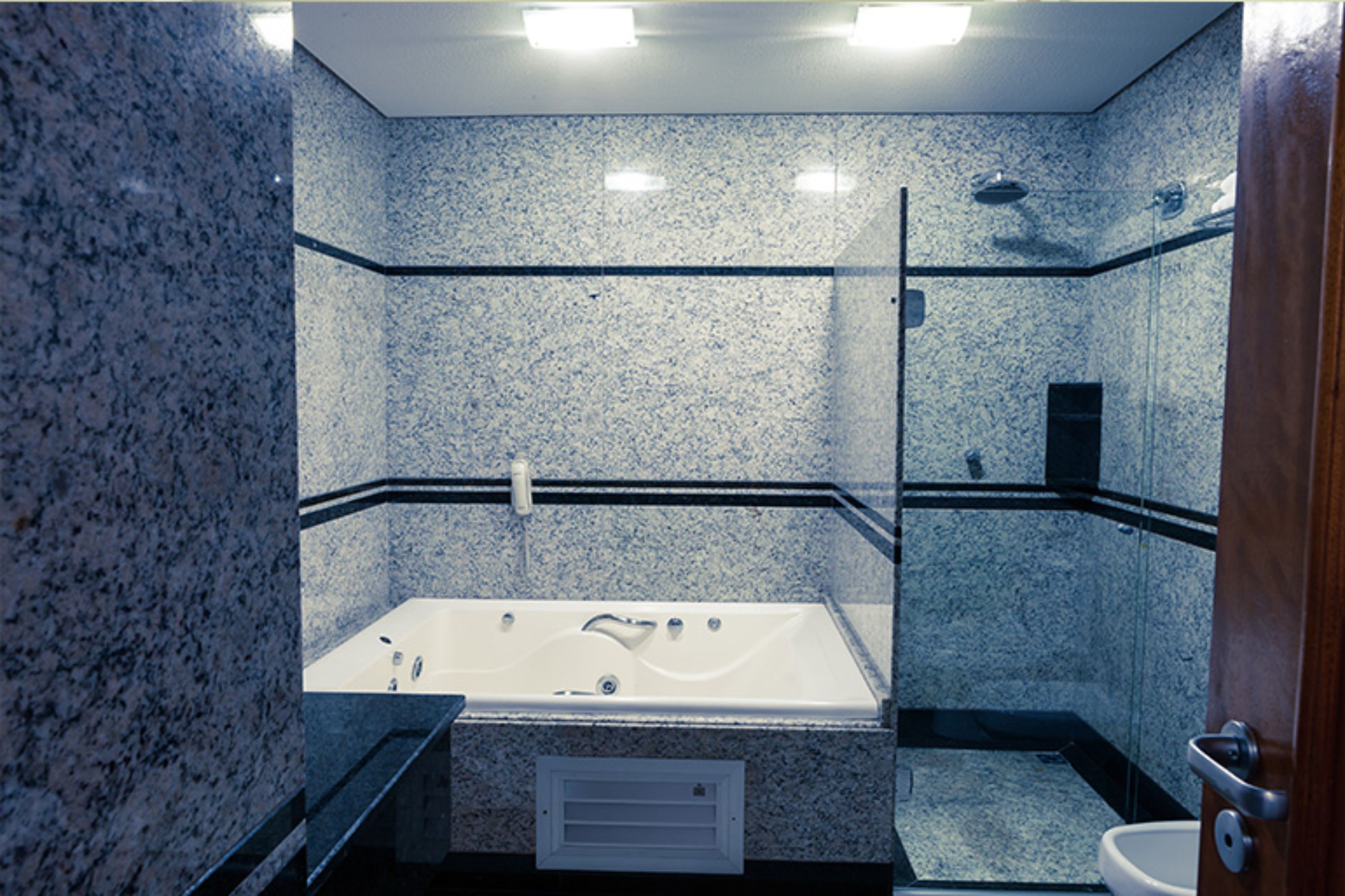 suite | bathroom | shower, free toiletries, hair dryer, towels