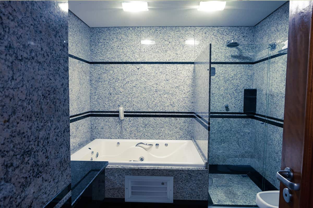 suite | bathroom | shower, free toiletries, hair dryer, towels