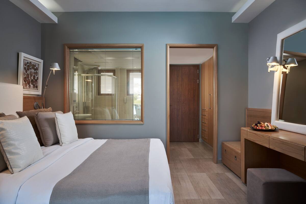 Double Room Pool View (Deluxe Area) | 房內夾萬、書桌、免費 Wi-Fi、床單