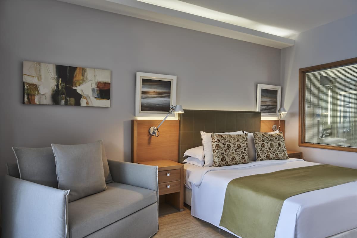 2 bedrooms, in-room safe, desk, free WiFi