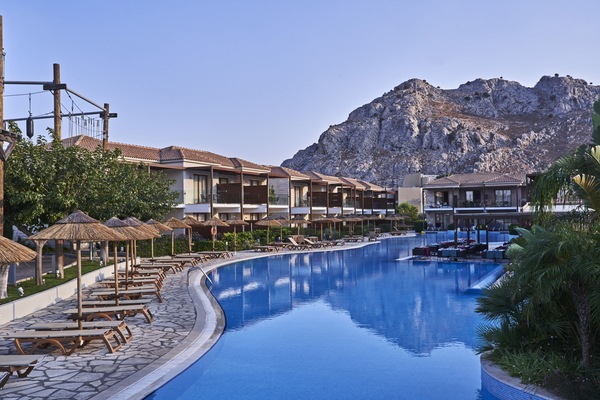 Outdoor pool, pool umbrellas, sun loungers