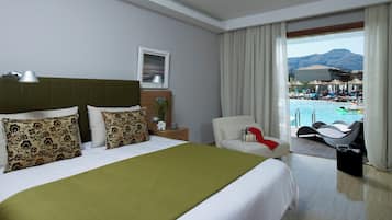 Double Room Swim Up Pool View (Relax or Activity Area) | In-room safe, desk, free WiFi, bed sheets
