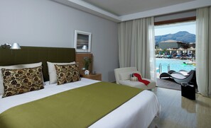 Double Room Swim Up Pool View (Relax or Activity Area) | Caja fuerte, escritorio, wifi gratis y ropa de cama