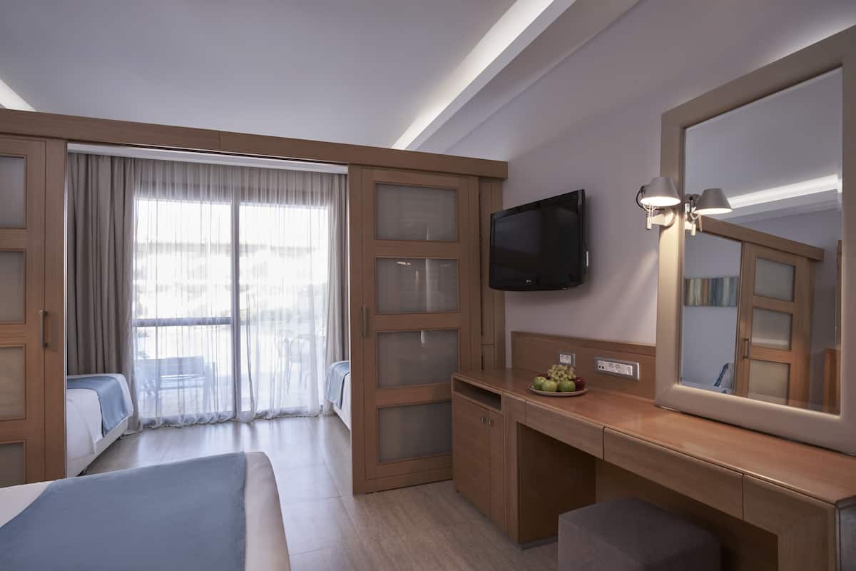 Family Room Sliding Door Pool View (Relax or Activity Area) | 房內夾萬、書桌、免費 Wi-Fi、床單