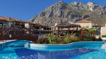 Piscine extérieure, parasols de plage, chaises longues