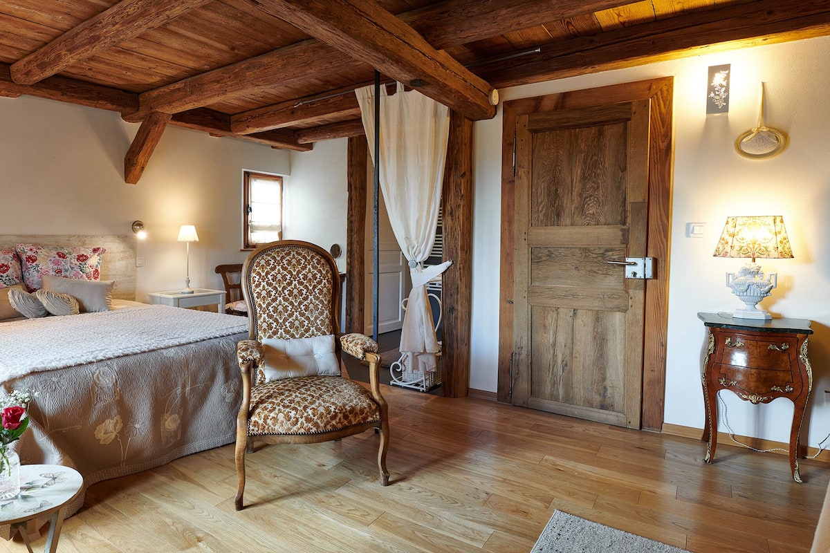 Tweepersoonskamer, en-suite badkamer, uitzicht op tuin (Palière)
