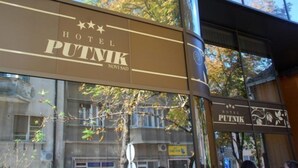 Un edificio con un letrero que dice Hotel Putnik.