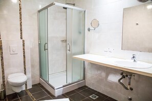 Bathroom - Putnik Hotel (Novi Sad)