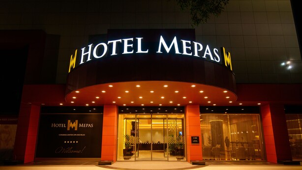 L’extérieur de l’hôtel Mepas se distingue par son entrée imposante, son centre de congrès, son espace spa et détente, ainsi qu’une enseigne accueillante.