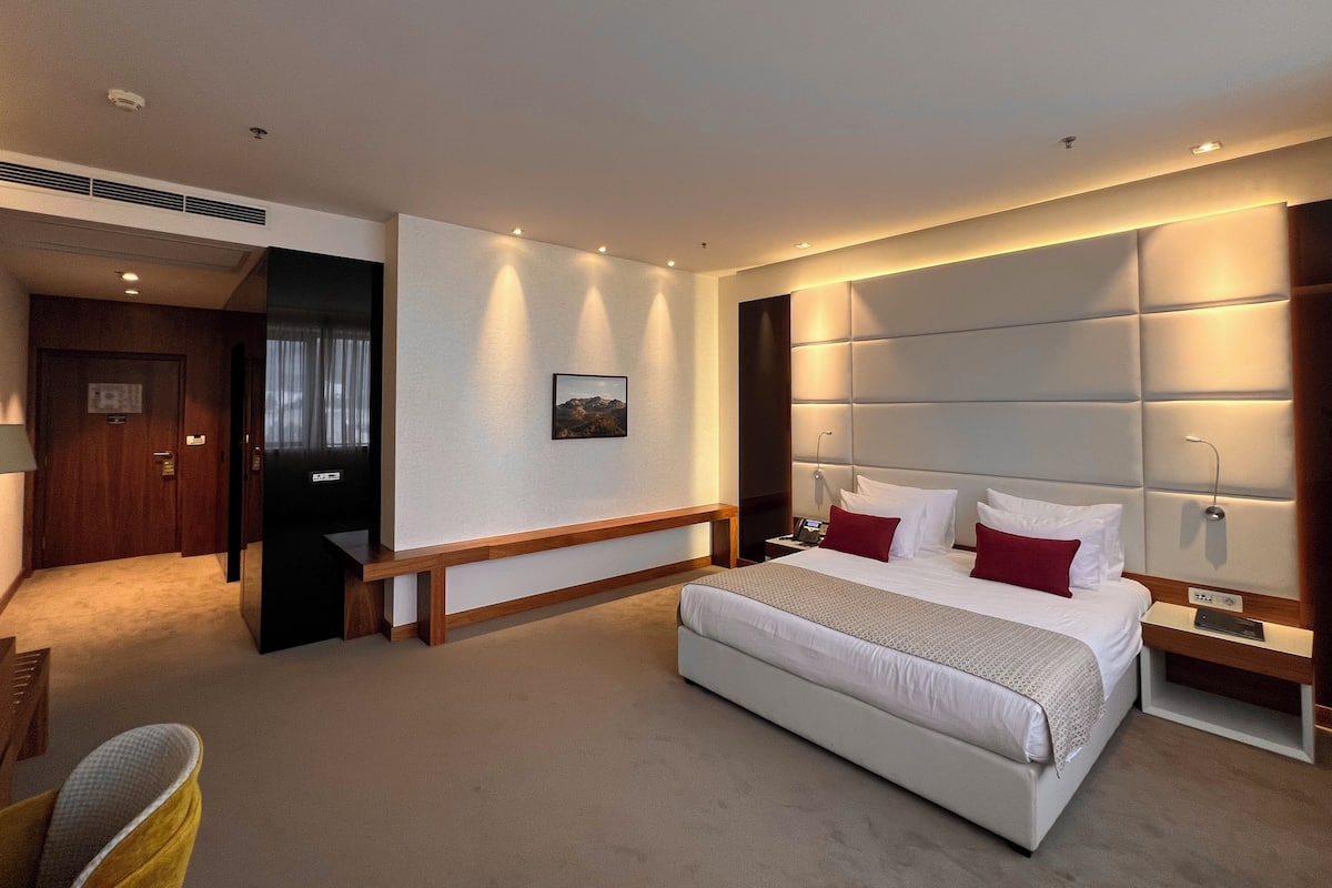 Tweepersoonskamer (Disability Access ) | Luxe beddengoed, een minibar, een kluis op de kamer