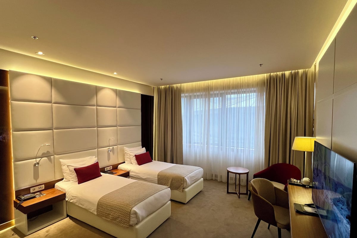 Twin kamer | Luxe beddengoed, een minibar, een kluis op de kamer