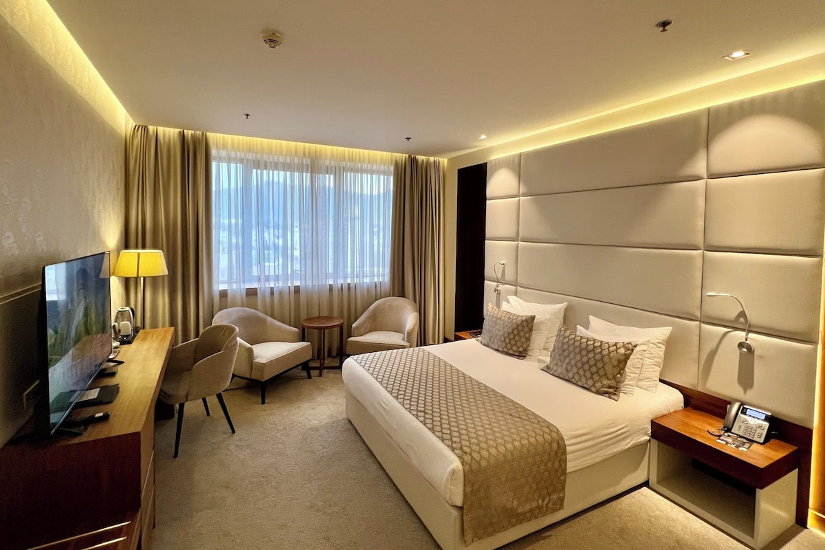 Presidentiële suite | Luxe beddengoed, een minibar, een kluis op de kamer