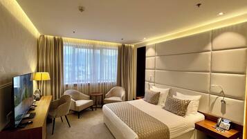 Suite Presidensial | Seprai premium, minibar, brankas, dan tirai kedap cahaya