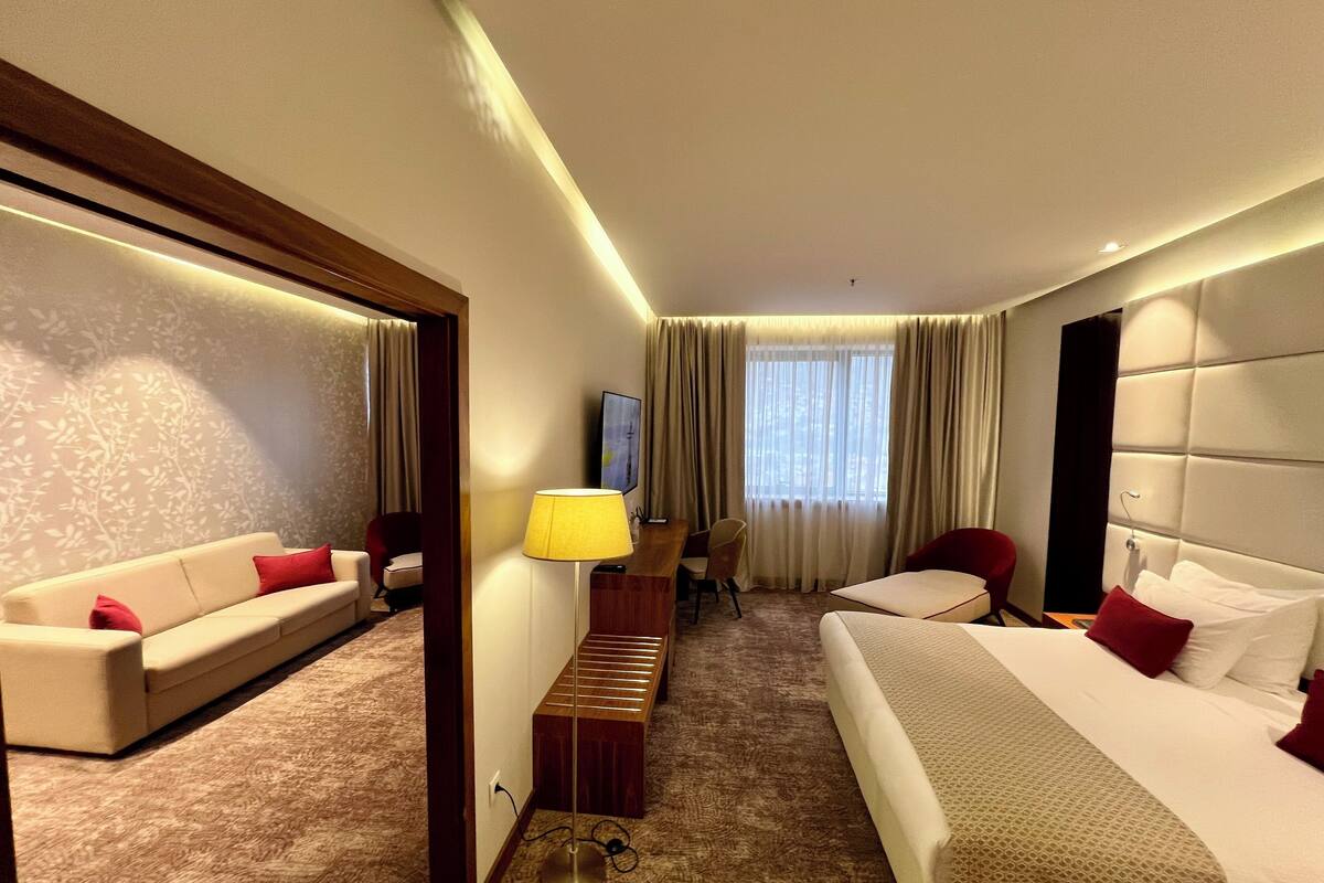 Phòng Suite Superior | Bộ đồ giường cao cấp, minibar, két bảo mật tại phòng