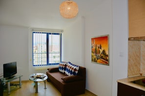 Standard-Studio, Balkon | Wohnbereich | 32-Zoll-Fernseher mit Kabelempfang
