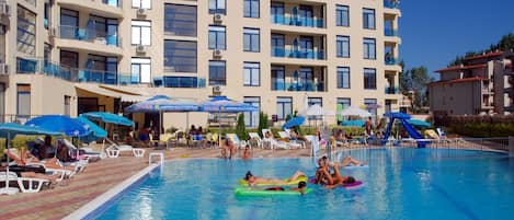 Piscine extérieure en saison