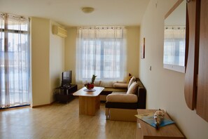 Apartamento, 1 habitación | Sala de estar | Televisión de 32 pulgadas con canales por cable