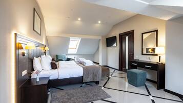 Suite, 1 Schlafzimmer | Hochwertige Bettwaren, Minibar, Zimmersafe, Schreibtisch