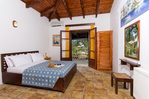 Casa, 2 habitaciones (Aristos) | Escritorio, tabla de planchar con plancha, camas extra y wifi gratis 