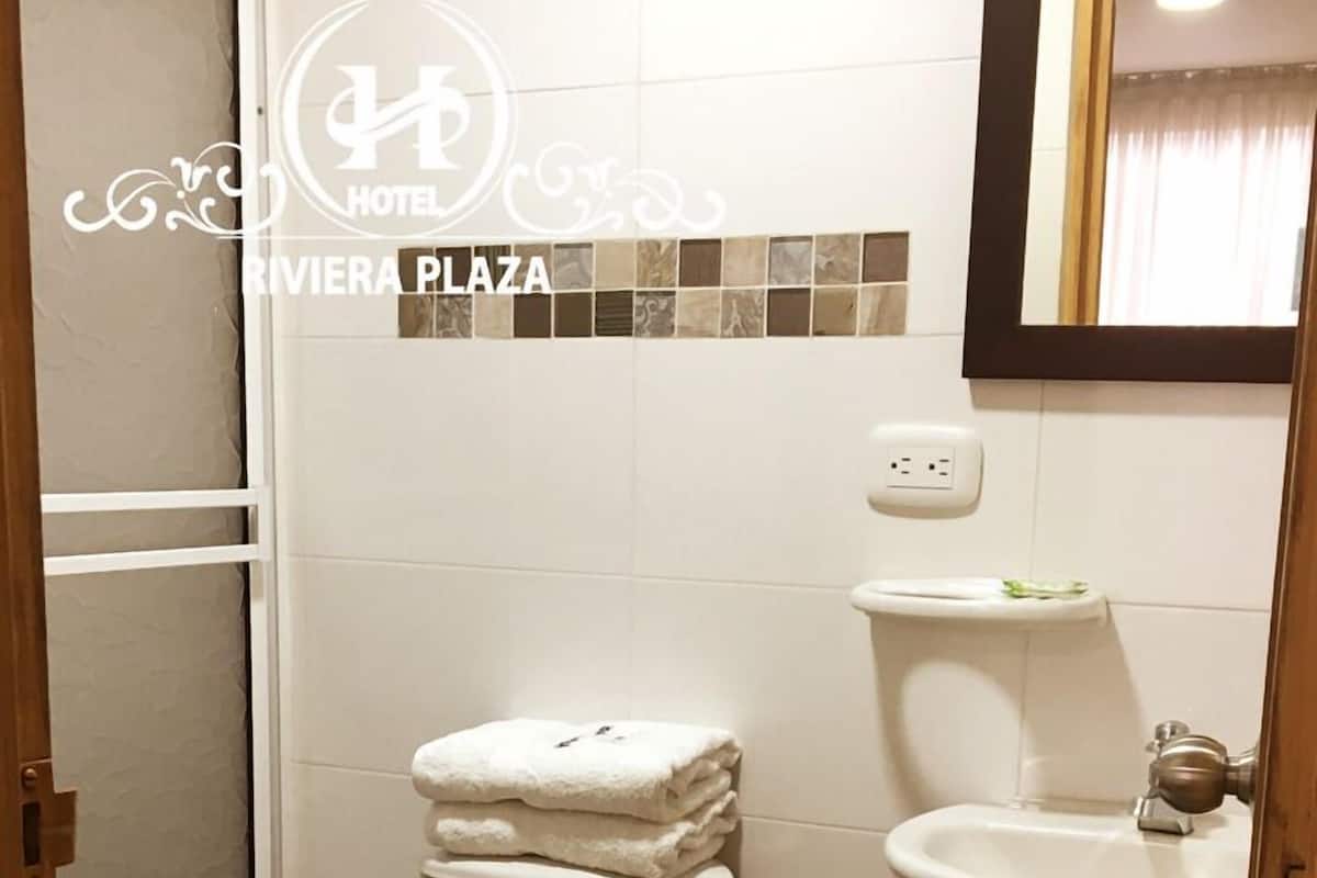 Standaard tweepersoonskamer, voor 1 persoon | Badkamer | Een douche